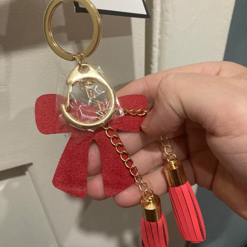 Bow Keychain - Picture 3 of 4